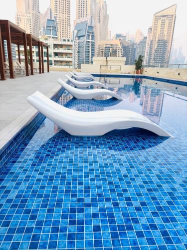 Luxury One Bedroom Apartment In Dubai Marina, Dubaj
