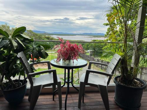 ระเบียง/ชานเรือน, The Orchid Suite - 2 Bed 1 Bath Apartment in Cooktown in เมืองคูก