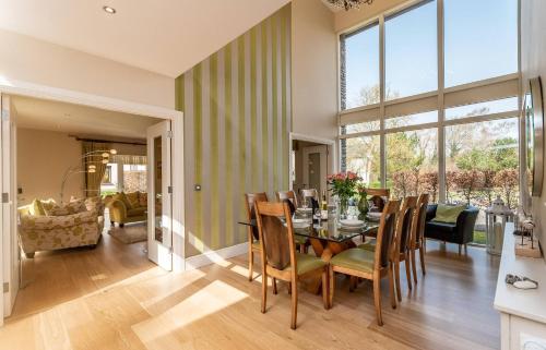 Restaurant, Luxury 4 bed holiday home in Sheen Falls Kenmare in Knockduragh