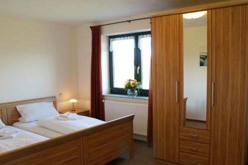 3 bedrooms, 5 beds