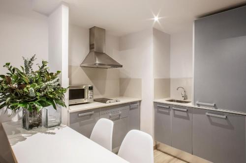 Barcelona Apartment Aramunt Located in Eixample, Barcelona Apartment Aramunt is a perfect starting point from which to explore Barcelona. The hotel offers a wide range of amenities and perks to ensure you have a great time. To b