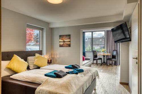 1 queen bed, 1 sofa bed