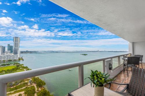 DoubleTree by Hilton Grand Hotel Biscayne Bay - 발코니/테라스