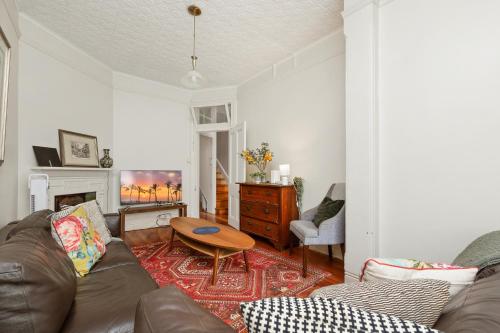Quaint 3-Bed Heritage Home in the Heart of Sydney - image 10