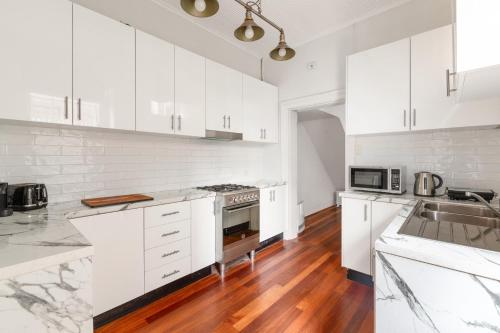Quaint 3-Bed Heritage Home in the Heart of Sydney - image 6