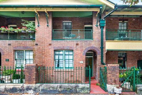 Quaint 3-Bed Heritage Home in the Heart of Sydney - image 2