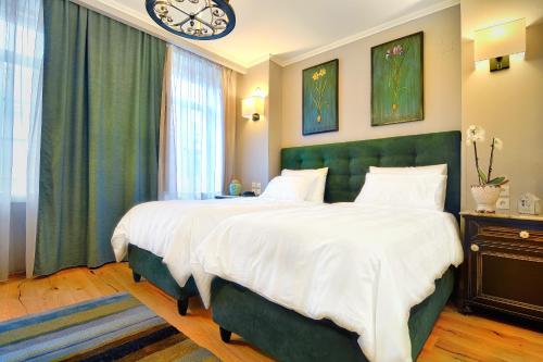 Hotel Antique - image 11