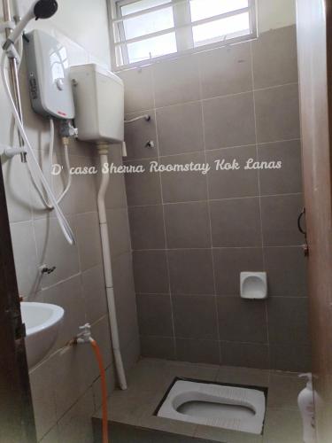 ฝักบัว, D'casa Sherra Homestay Kok Lanas in เกเตเระห์