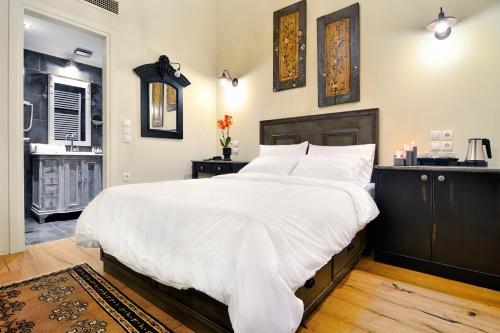Hotel Antique - image 9
