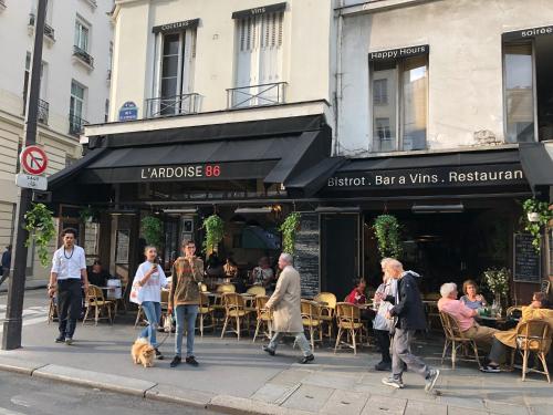 Charming getaway in Le MARAIS - OBERKAMPF working & living 2