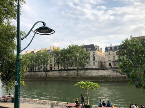 Charming getaway in Le MARAIS - OBERKAMPF working & living 4