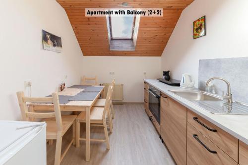 virtuve, Apartments Farm House Uric in Planina pod Golico