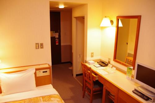 Hotel Sunroute Goshogawara Hotel Sunroute Goshogawara is conveniently located in the popular Goshogawara area. The property offers guests a range of services and amenities designed to provide comfort and convenience. Service-mi