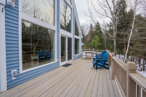 Erkély/terasz, 20Percent-off-Intro,15-min-to-SundayRiver,Hot-tub,Sauna,Pet-Kid-Friendly in Bethel (ME)