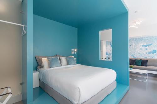 1 queen bed, 2 sofa beds