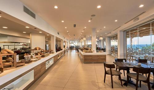 Restaurant, Enorme Santanna Island in Sissi