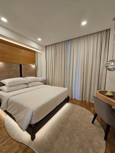 Seaview 2-Bedroom Apartment (Shared Rooftop Pool) image 6