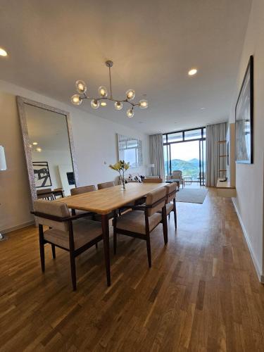 Seaview 2-Bedroom Apartment (Shared Rooftop Pool) image 5