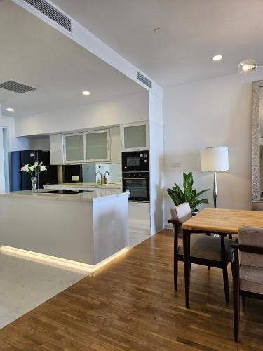 Seaview 2-Bedroom Apartment (Shared Rooftop Pool) image 3