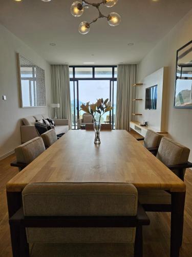 Seaview 2-Bedroom Apartment (Shared Rooftop Pool) image 10