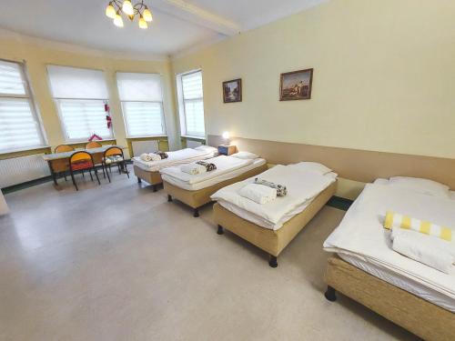 4 twin beds