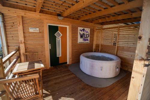 Karstais baseins, Studio Wild Park Panorama with Hot tub and Sauna in Ravne na Koroskem