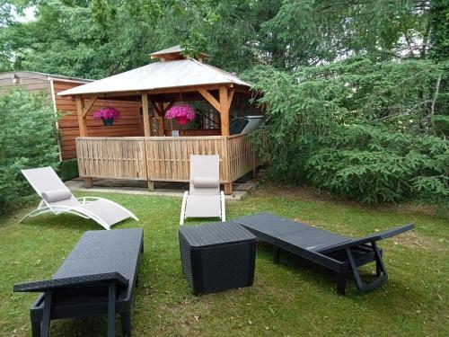 Garden, La Roulotte du Parc in Saint-Priest-des-Champs