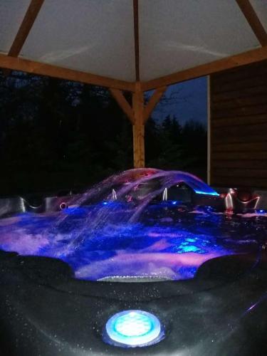 Hot tub, La Roulotte du Parc in Saint-Priest-des-Champs