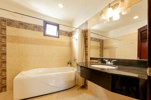 Deluxe Double Room with Bath image 2