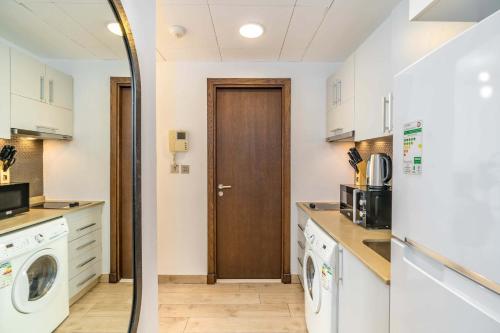 Silkhaus studio in DIFC with Burj Khalifa view pool & gym - image 11