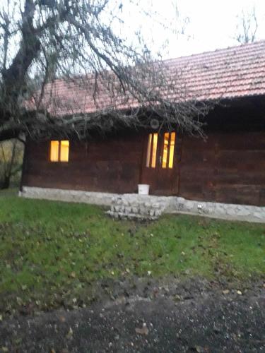 Stara hiža (Stara hiza) in Gorkovec