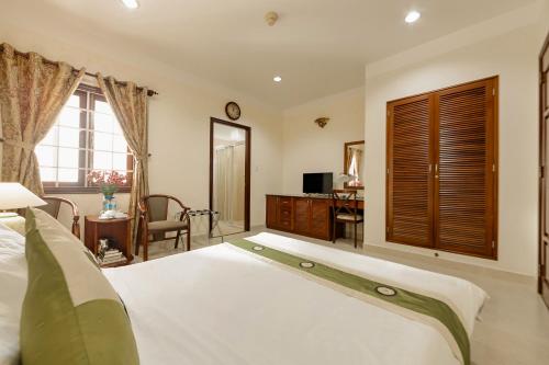 Standard Double or Twin Room image 10