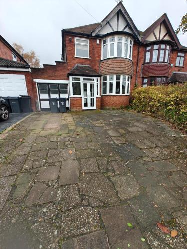 NEW Moseley 4 Bedrooms, Sleeps 9 Birmingham Solihull Parking Contractors-Nr Hs2-NeC-M42-M6 - Inquire to Book ARZ Stays gîte à louer Yardley Wood Railway Station