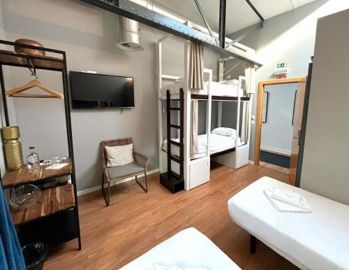 Lisbon Destination Hostel Room Type - Quadruple Room with Bathroom
