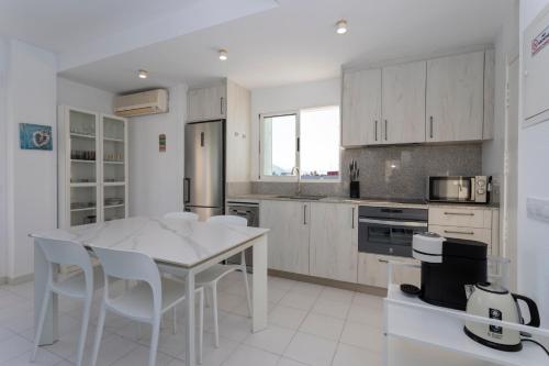 One-Bedroom Apartment image 5