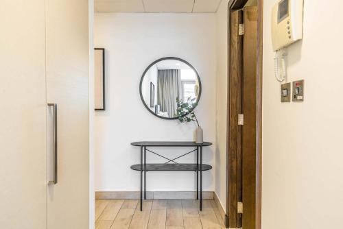 Silkhaus newly furnished studio facing DIFC with pool and gym access - image 13