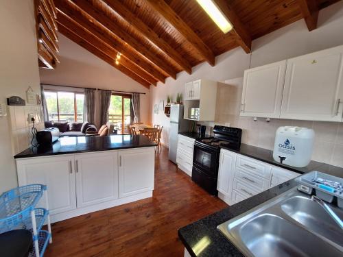 Nine Waves Beach House with Pool in Порт Алфред
