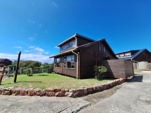 Фасада на хотела, Nine Waves Beach House with Pool in Порт Алфред
