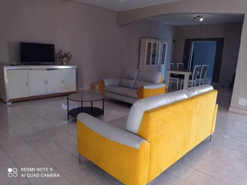 Shared lounge/TV area, La Villa Emeraude in Moroni