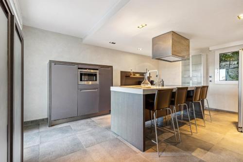 Bay of Angels by ecoflats in La Plana