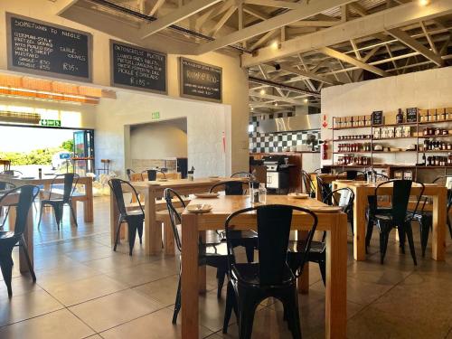 Restoran, Seaside Haven in Pantai Pearly