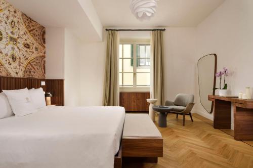 Luxury Apartments by Palazzo Portinari Salviati