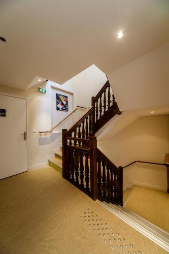 Vista exterior, LOGIS HOTEL - Le Petit Bellon in Senlis