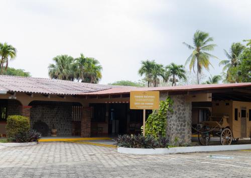 Exterior view, Hotel Las Espuelas, Bar & Restaurant in Liberia