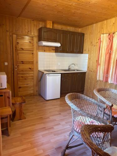 Konyha, Camping LLuçanès (Camping LLucanes) in Olost