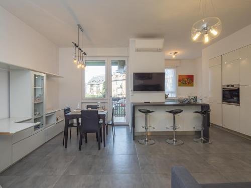Modern 3 br with balcony steps from San Siro by Rentopolis, Milán