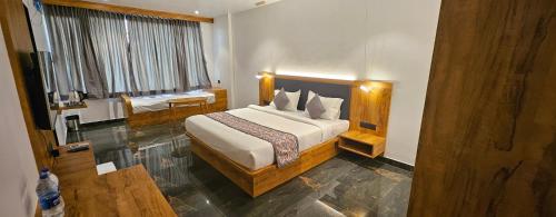 1 queen bed, 1 sofa bed