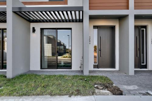 New Great Townhouse In The Hub