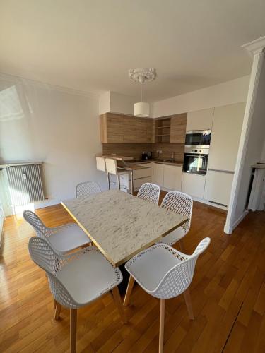 Cit'hotel Le Chris'tel hotel et restaurant in Le Puy-en-Velay