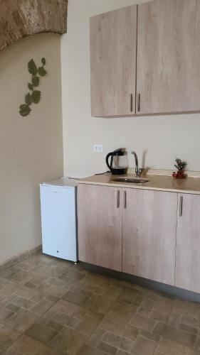 Kitchen, Bmehrine Village Resort in Blat